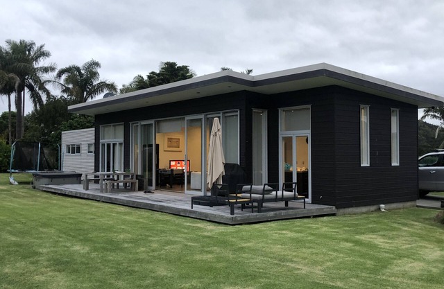 Matapouri Beach Hut, Tutukaka Coast. Pleasant 10 minute walk to beach