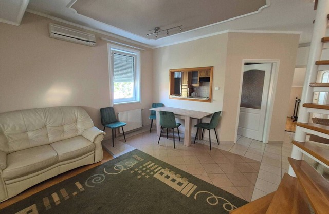 Mathias, a Spacious 2-Bedroom Apartment with 2 Bathrooms & Private Parking