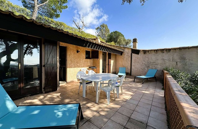 Mazet for 4 people with sea view and shared pool in La Londe-Les-Maures