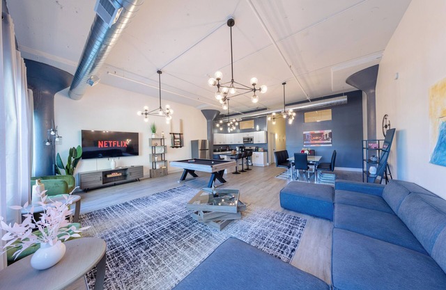 McCormick Place Luxurious 5 bed/3 bath HUGE Suite for groups/up to 12 guests