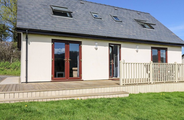 MEADOW COTTAGE, family friendly, with a garden in Bronllys