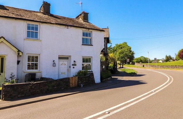 MEADOW COTTAGE, pet friendly, with open fire in Staveley