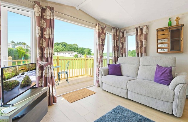Meadow View Splash Retreat - Swimming Pool & Fishing Nearby