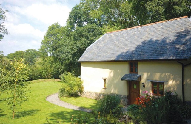 Meadowside Barn - Two Bedroom House, Sleeps 4