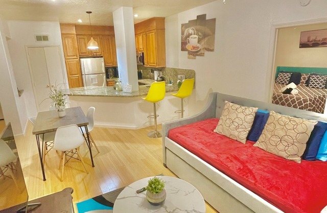 Med 2BDR 2Bth 2 KgBD NRG DT Zoo Galleria Pool 4KTV