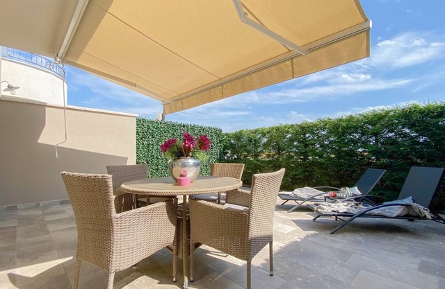 Mediterranean flat with private terrace, sun loungers, private car park, WiFi