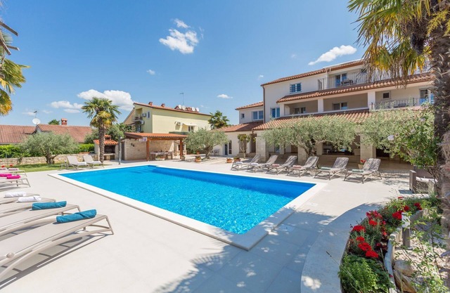 Mediterranean flat with 60m2 pool, BBQ area, loungers, washing machine