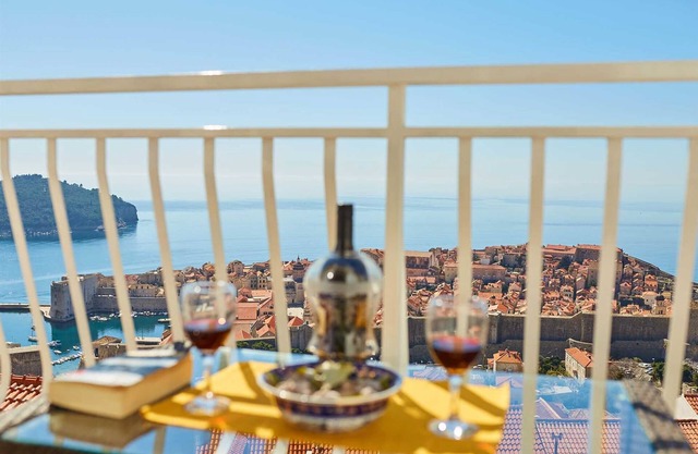 Medzalin double room with balcony and sea view