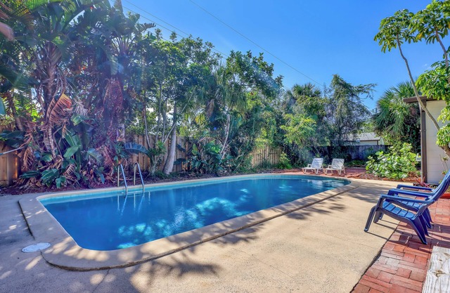 Melbourne Heated Pool Home Sleeps 12 with 4 bed/2bath Great Reviews 14m to USSSA