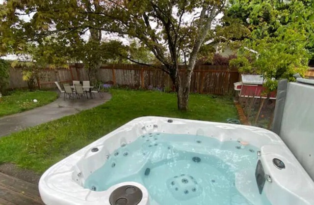 Mellow Yellow in the City ⭐️ Hot Tub ❤️ Kids Loft