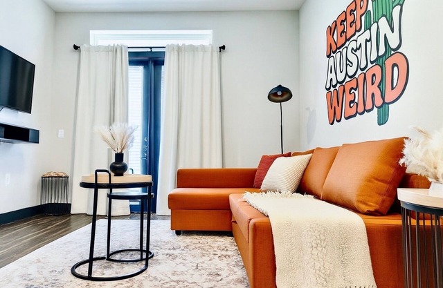 Memory Foam King Bed+Pool+Gym+Downtown Austin+Domain+Q2Stadium+FreeParking
