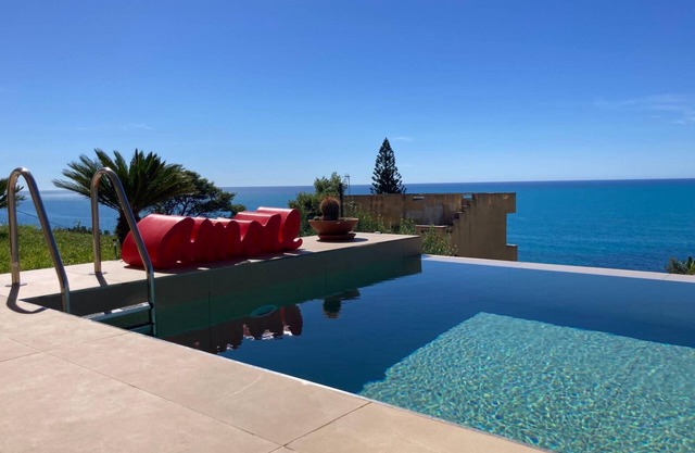 Meravigliosa Villa con Vista su Canale di Sicilia e Piscina a Sfioro