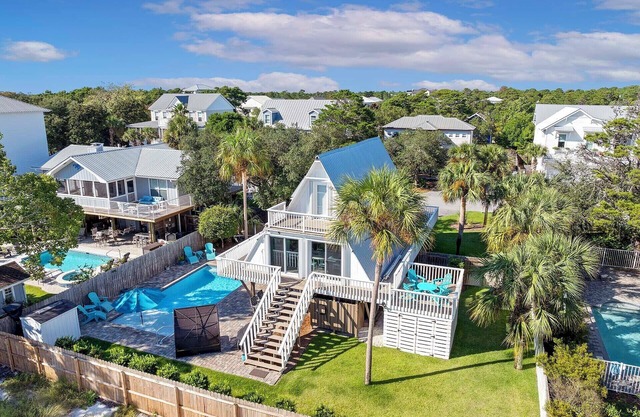 Mermaid’s Retreat - Heated Private Pool, Walk to Beach, Complimentary Bikes!