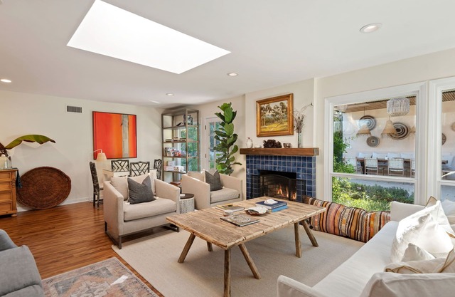 Mesa Sanctuary: Luxurious Retreat with Hot Tub, Near Beaches and Shops