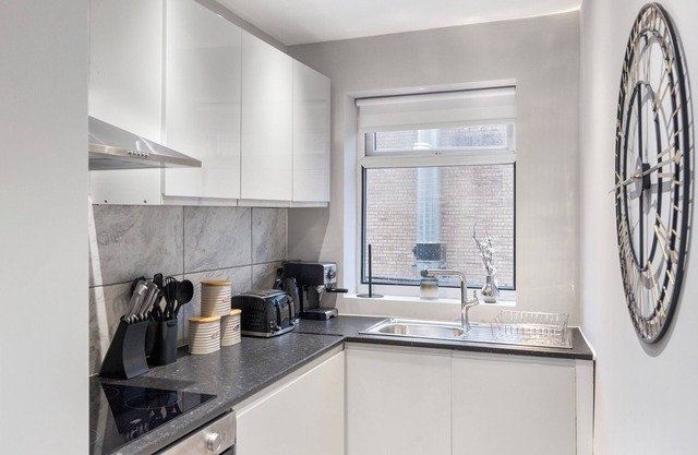 Metropolitan Living: Sleek 3BR with Vibrant Flair