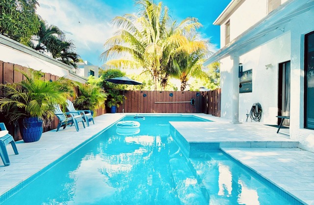 Miami 4BR Oasis: Heated Pool, Sleeps 10