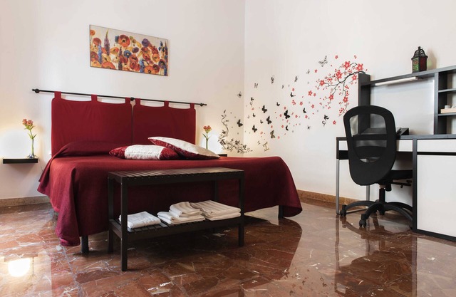 Michelangelo Apartment - An oasis of peace near port and station