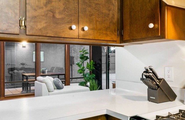 Mid-Century-Modern Airport View Home Hot Tub
