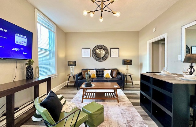 Mid-Century Modern Midtown- Walk To Restaurants & Nightlife!