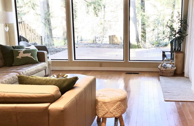 Mid century riverfront cabin. Hot tub, Pet friendly, Riverview