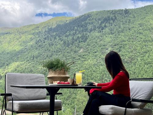 Mid Hill White Lodge