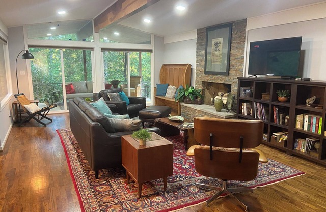 Mid-Mod Amazing! 2.9mi to UA. Chef’s Kitchen. Views to Private Yard & Fire Pit