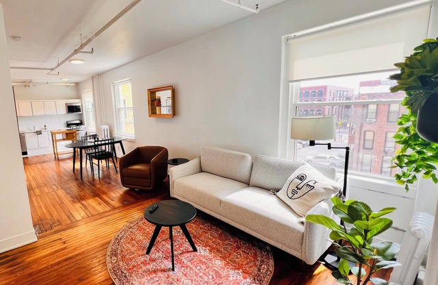 Midcentury Unit Downtown Des Moines near Wells Fargo