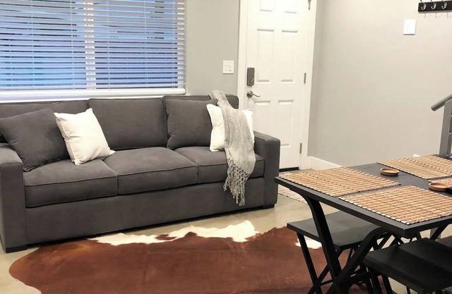 Midtown Charm: Loft & Private Parking—Perfect Spot