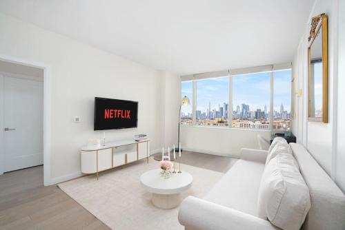 Midtown View with Pool- Minutes to City