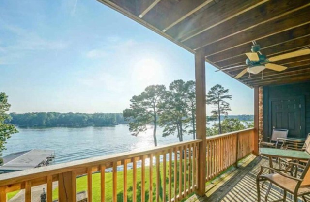 Million dollar VIEW, SLEEPS 6, KING, QUEEN, 2 DAY BEDS WITH ALL LINENS, 4 TVs