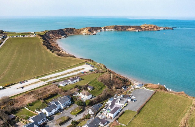 Min y Traeth (By the Beach)