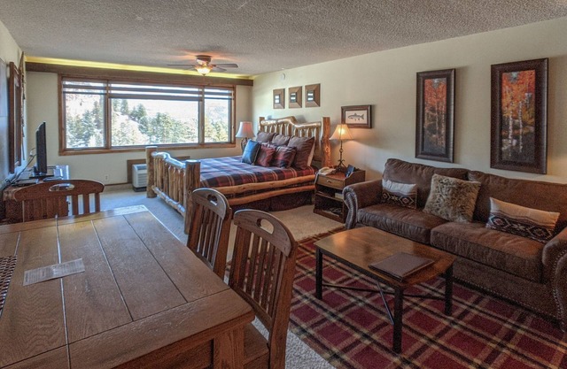 Miner's Rest (#305) | 10 min to Ski - Golf - AC, Pool/Hot Tub - Views