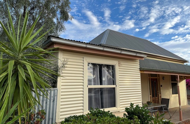 Miners Cottage 4-bedroom 5min from townnSleeps up to 8 adults and pet friendly