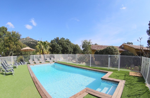 Mini semi-detached villa in residence with heated pool, air conditioning and wifi