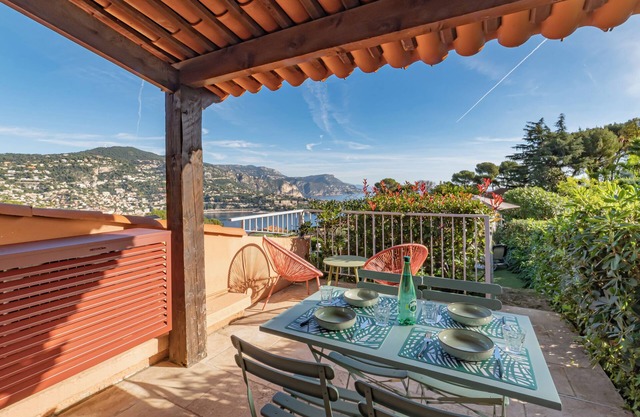MINI-VILLA with breathtaking view, pool, garden, car park and tennis court