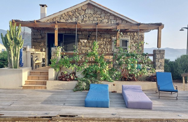 Mini villa with pool 50m from the sea!