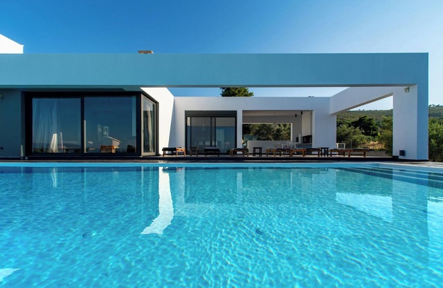 Minimal Brand new Villa With Private Pool Close to Athens