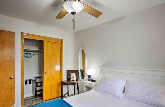 Minneapolis Apt by Bus Stop - 15 Min to Downtown!