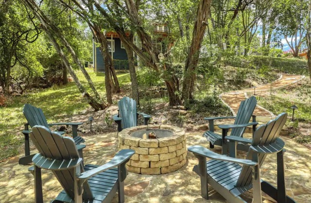 Mins from Lake Austin: 2 story, fully equipped 4bd house with creek & fire pit.