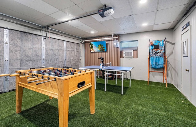 Mins to Beach + Pool Game Room + Sleeps 10