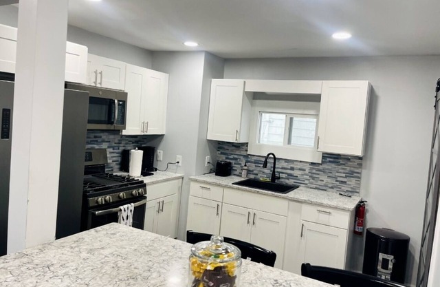 Minutes from all major Buffalo sports and entertainment venues! Stay in style!