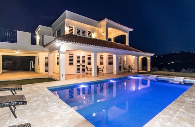 Minutes from beaches private pool Solar panels Ocean & Mountain Views