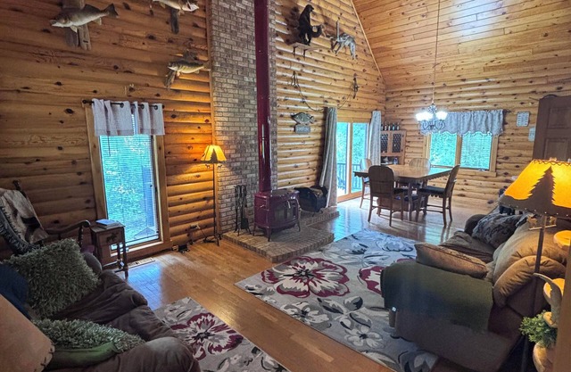 Minutes from Lake of The Woods, on Rainy River beautiful year round home!