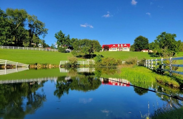Minutes from New River Gorge! Country setting - great for families and friends!