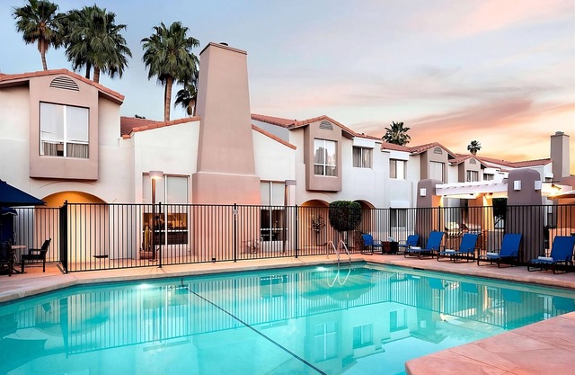 Minutes from Phoenix Art Museum! Free Breakfast, Pool, Pets are Welcome!