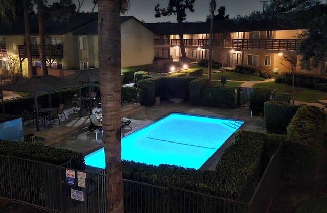 Minutes from the Happiest place on earth. A private getaway. Entire place.