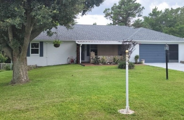 Minutes from the water Sweet Vacation Home Sleeps 6 close to Shops & Restaurants