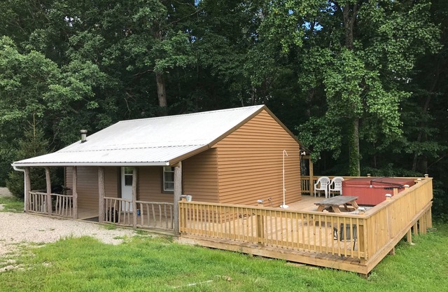 Minutes To The Caves; 5+ Acres, Wi-fi, Hot Tub, Grill, Fire Pit, Pet Friendly!