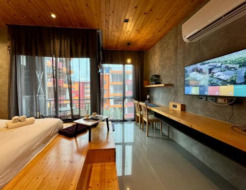 Mira Naiharn, Minimalist Design & Mountain View at Relife Windy