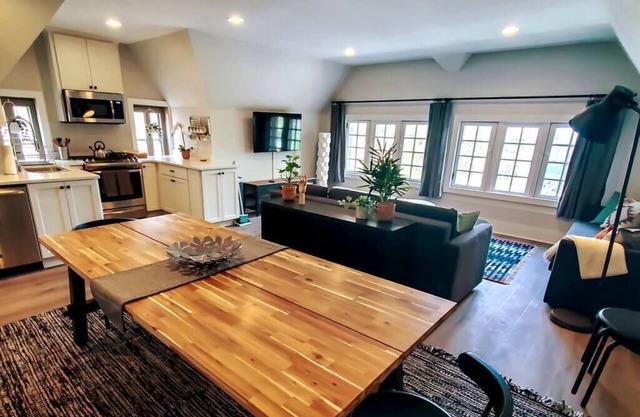 MKE Mansion - West Wing Private Home